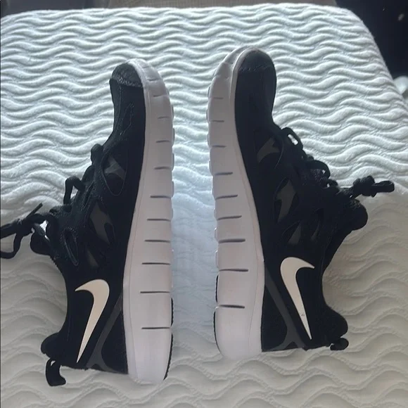 Nike Kid's Free Run 2 Shoes - Black / Dark Grey / White - Picture 7 of 12